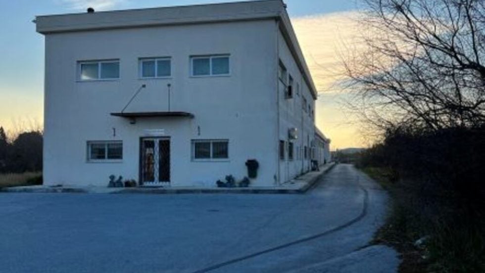 Το οικόπεδο του κ. Πάπιστα με το νεκροτομείο που βγήκε σε πλειστηριασμό